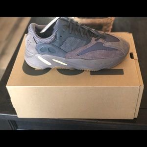 Yeezy 700 mauve sz 11